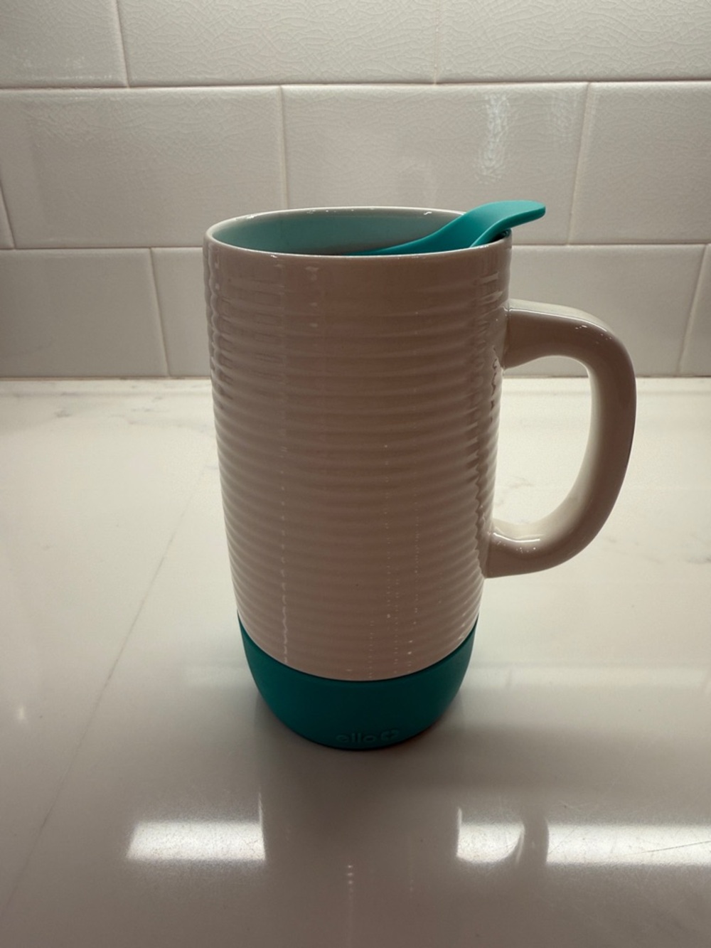 Ello White Ceramic Mug with Turquoise Lid
